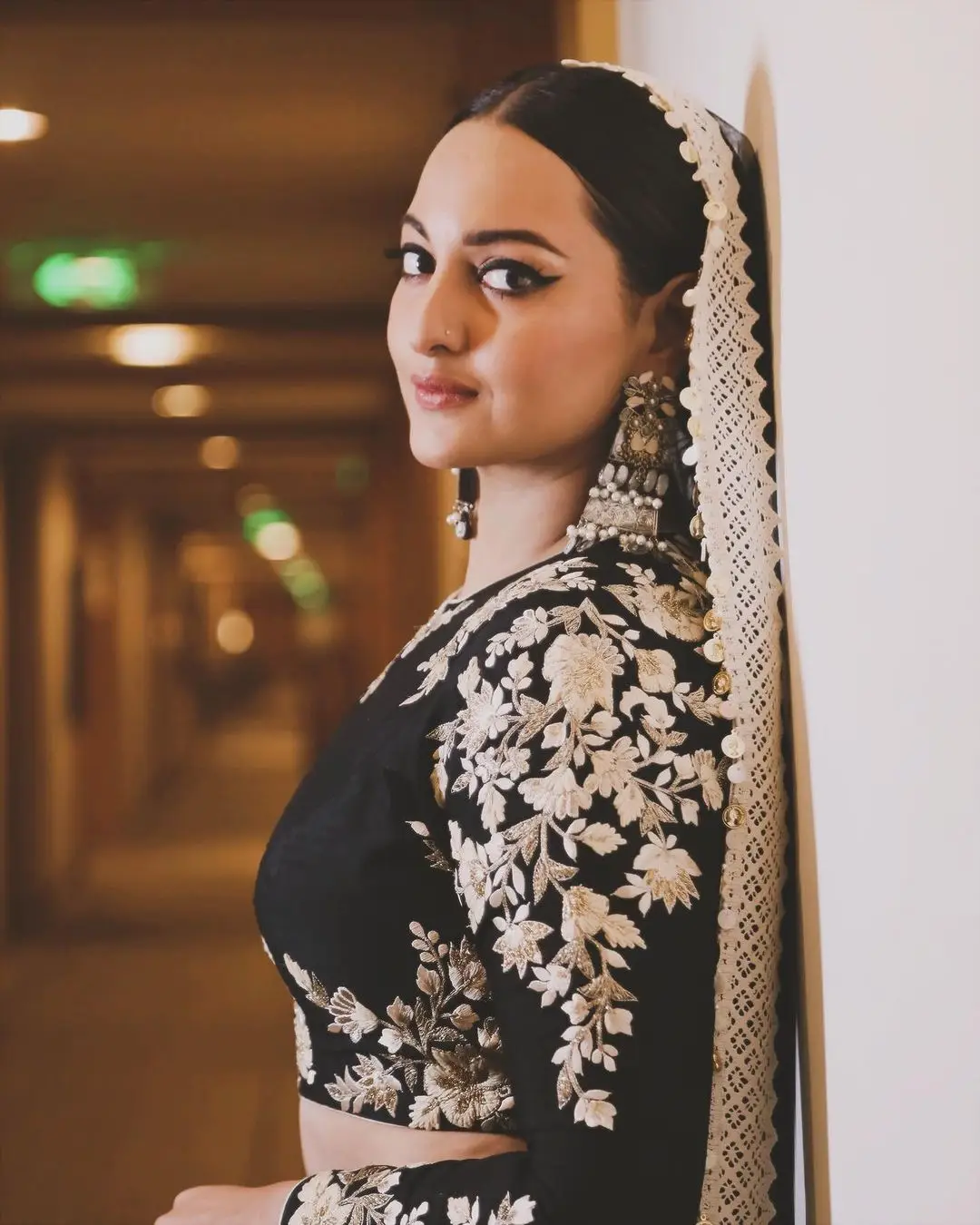 SONAKSHI SINHA WEARING BEAUTIFUL EARRINGS JEWELLERY BLACK GOWN